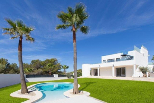 Light-flooded, modern-style villa with sea views in Santa Ponsa