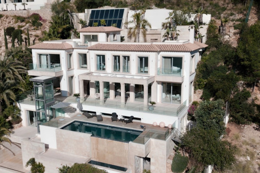 Luxury south-facing villa with exceptional sea views in Son Vida