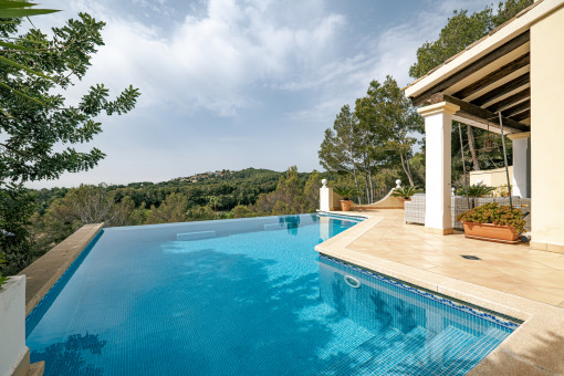 Charming Mediterranean villa with golf and sea views in Bendinat