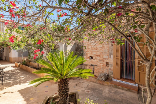 Traditional village-house with patio in a privileged location in Santanyi