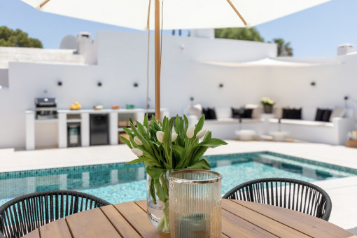 Dining close to the pool