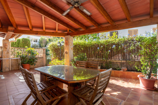 Covered terrace with outdoor dining area