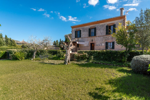 View to the garden and façade