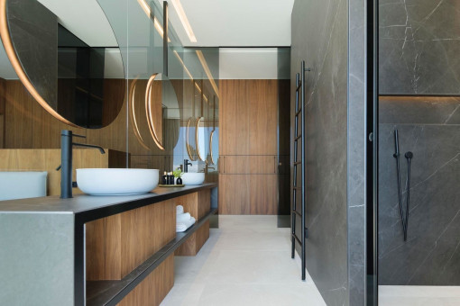 One of 6 bathrooms