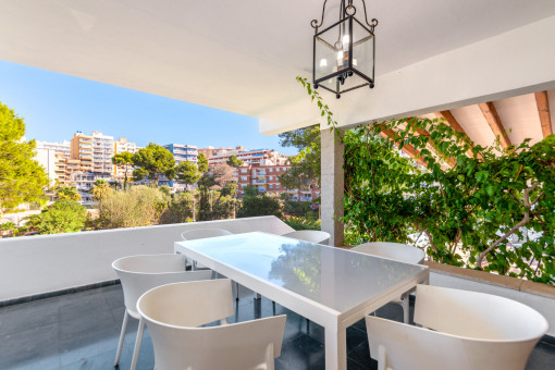 Covered terrace with dining area