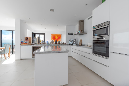 Modern, fully equipped kitchen