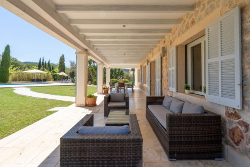 Covered terrace and garden