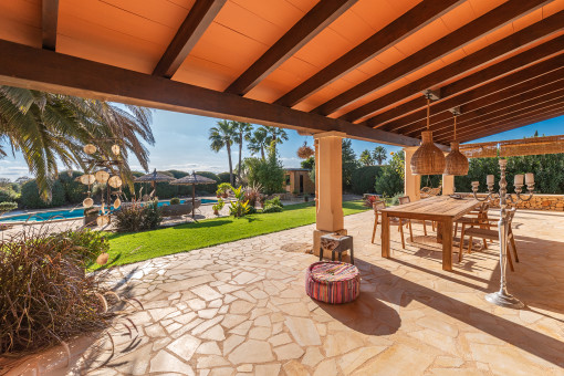 Covered terrace with outdoor dining area