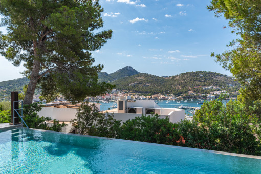 Infinitypool with sea views