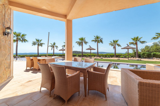 Covered terrace with dining area