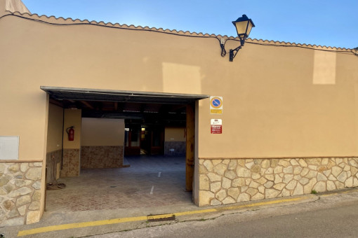 Car entrance to the patio