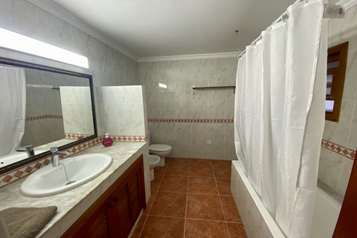 One of 2 bathrooms